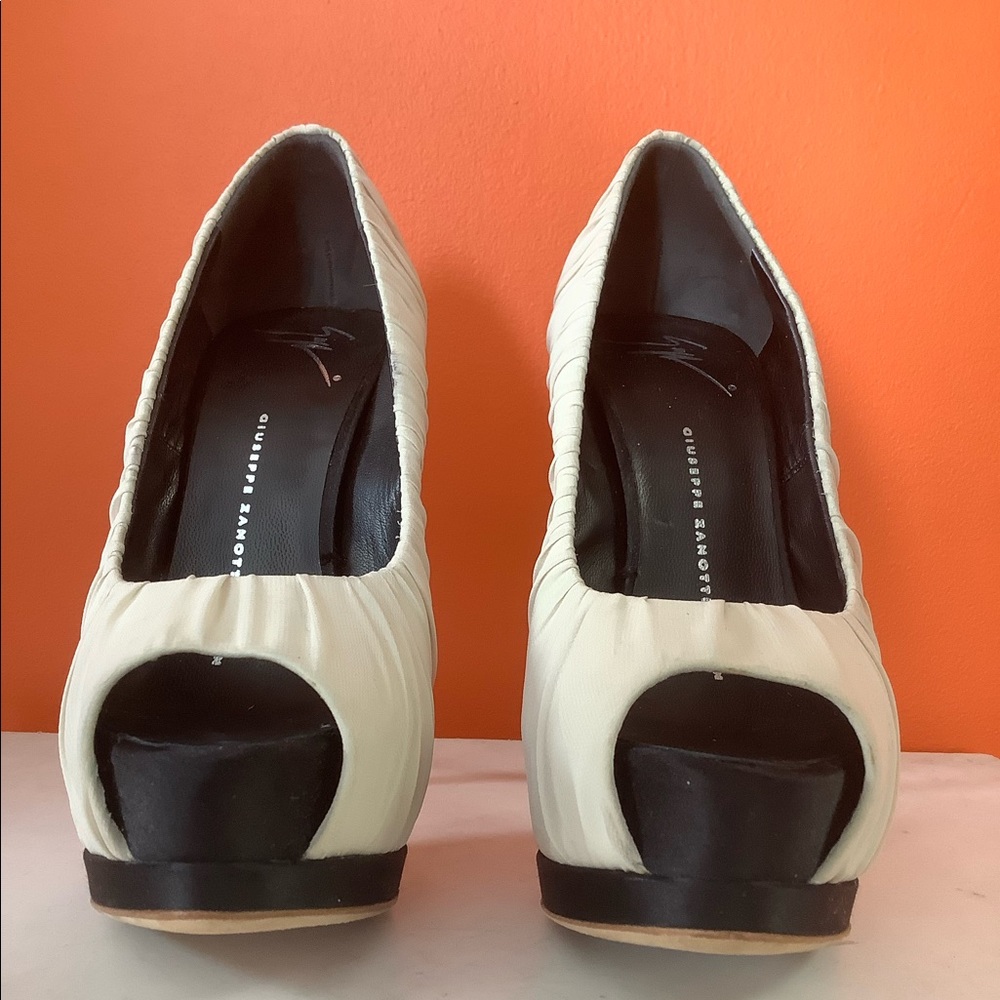 Gorgeous Giuseppe Zanotti Silk Pumps - Picture 5 of 9